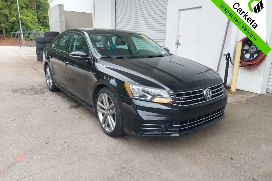 2018 Volkswagen Passat 2.0T R-Line photo 1
