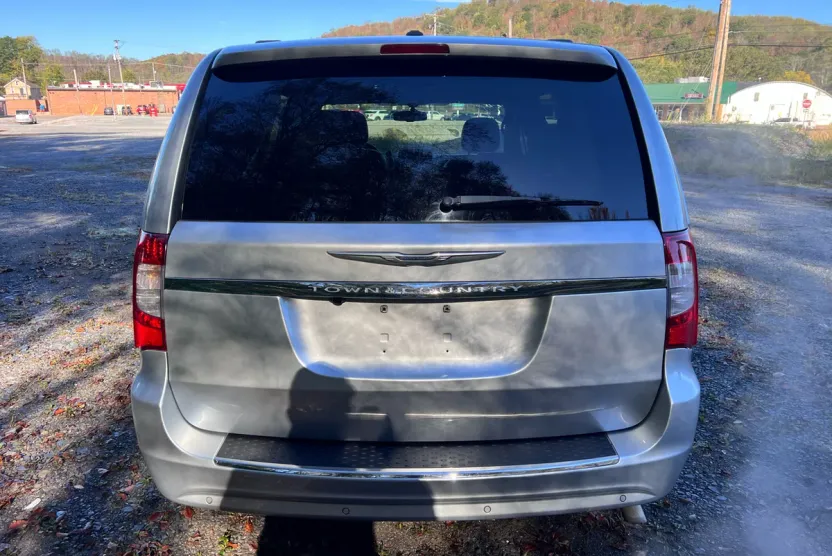 2012 Chrysler Town & Country photo 1