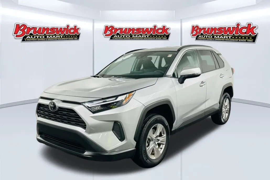 2022 Toyota RAV4 XLE photo 1