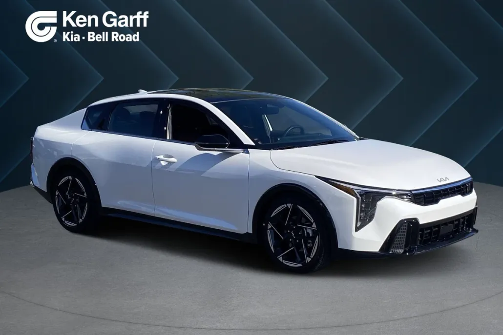 2025 Kia K4 GT-Line photo 1
