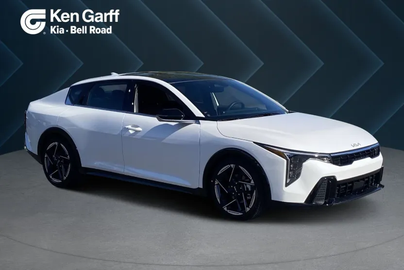 2025 Kia K4 GT-Line photo 1