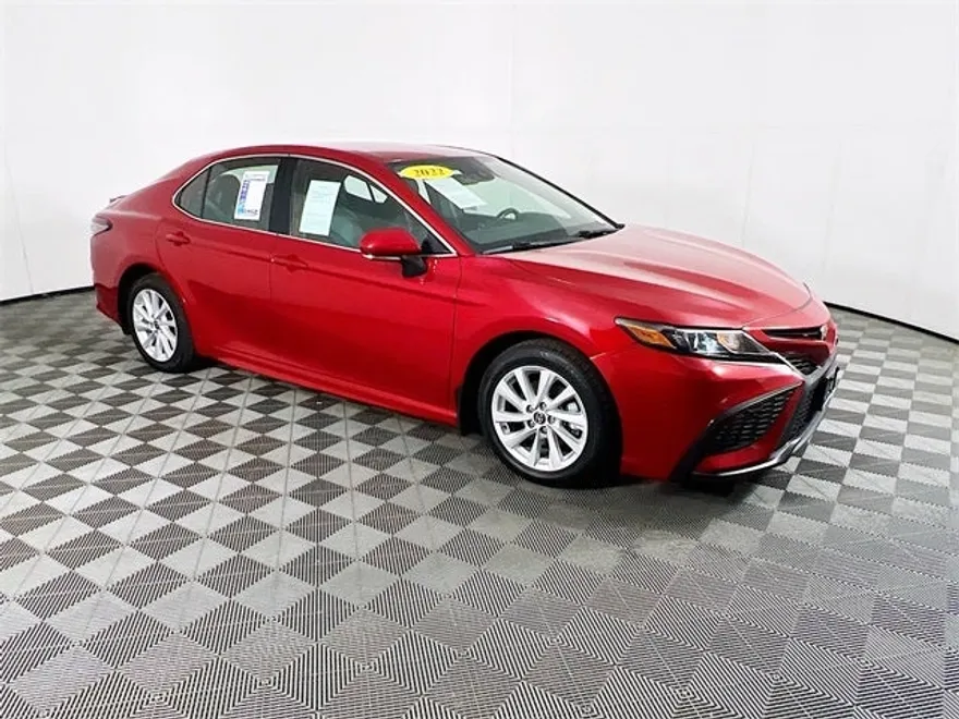 2022 Toyota Camry SE photo 1