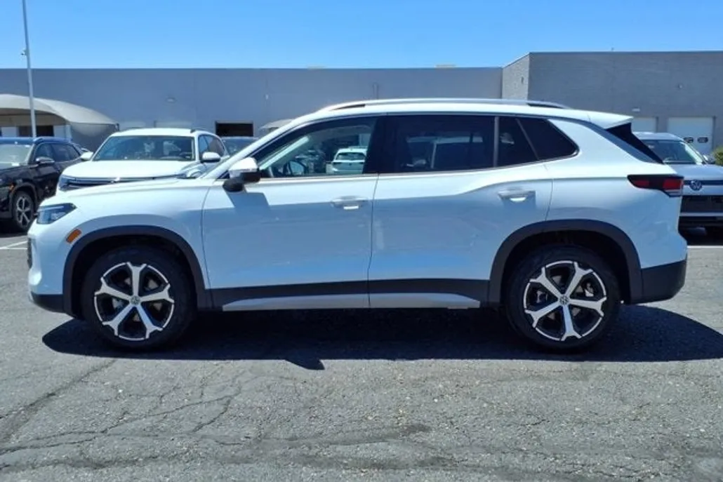 2025 Volkswagen Tiguan SE photo 1