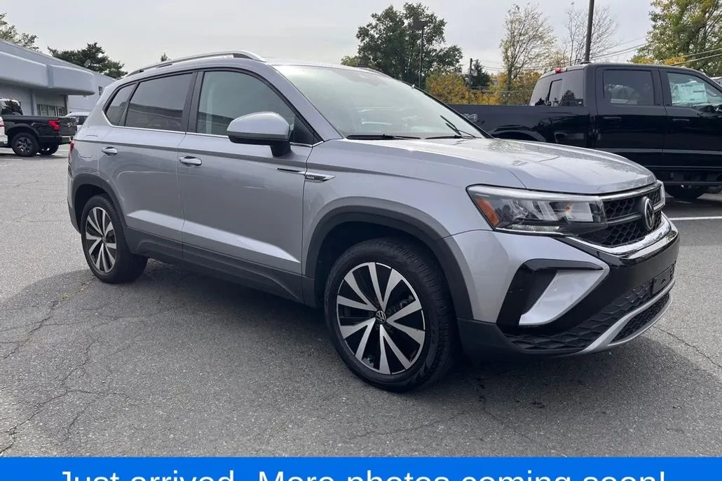 2022 Volkswagen Taos SE photo 1
