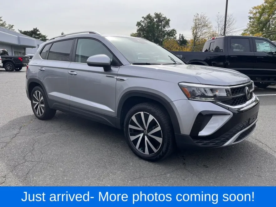 2022 Volkswagen Taos SE photo 1