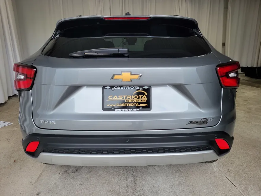 2025 Chevrolet Trax LT photo 1