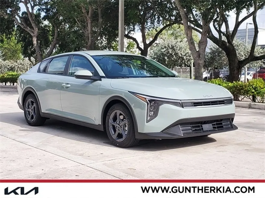 2025 Kia K4 LXS photo 1