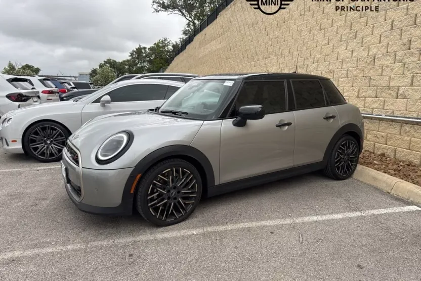 2025 Mini Cooper Signature photo 1