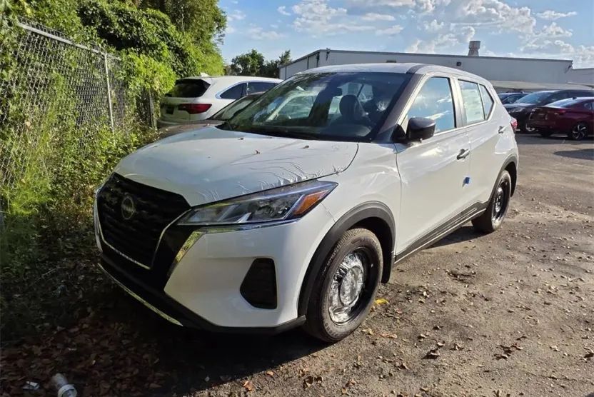 2025 Nissan Kicks Play S photo 1