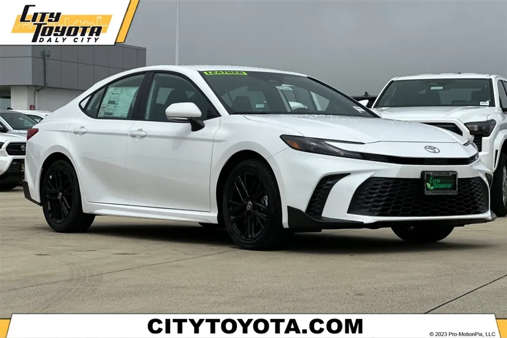2025 Toyota Camry SE photo 1