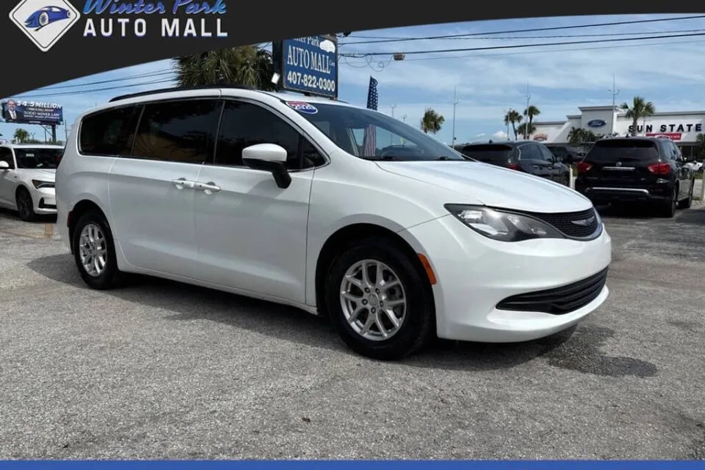2020 Chrysler Voyager LXi photo 1