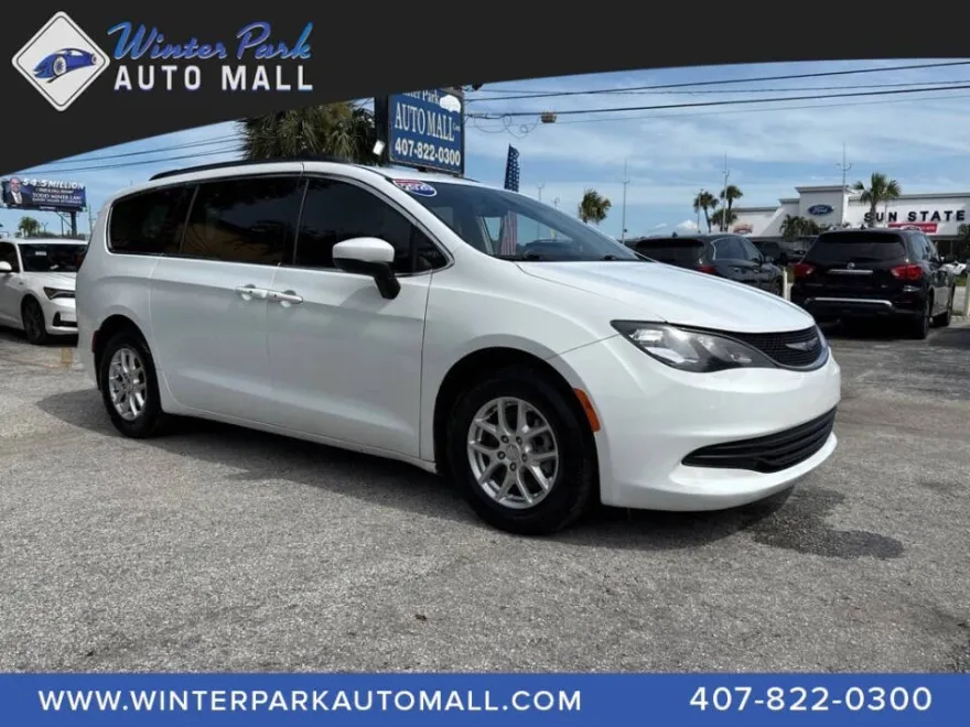2020 Chrysler Voyager LXi photo 1