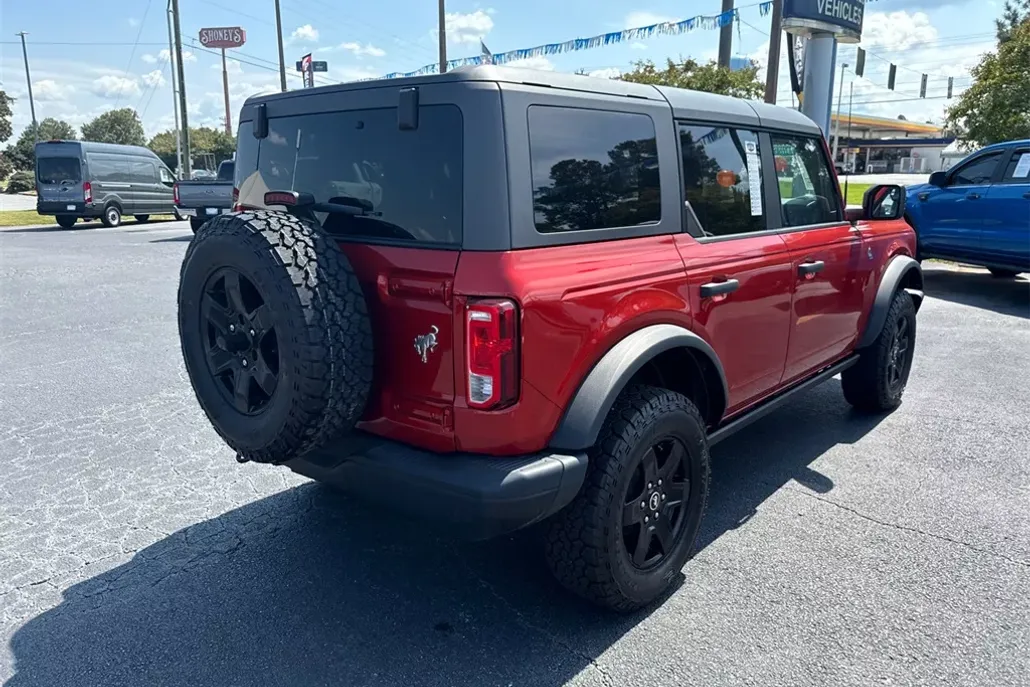 2024 Ford Bronco Black Diamond photo 1