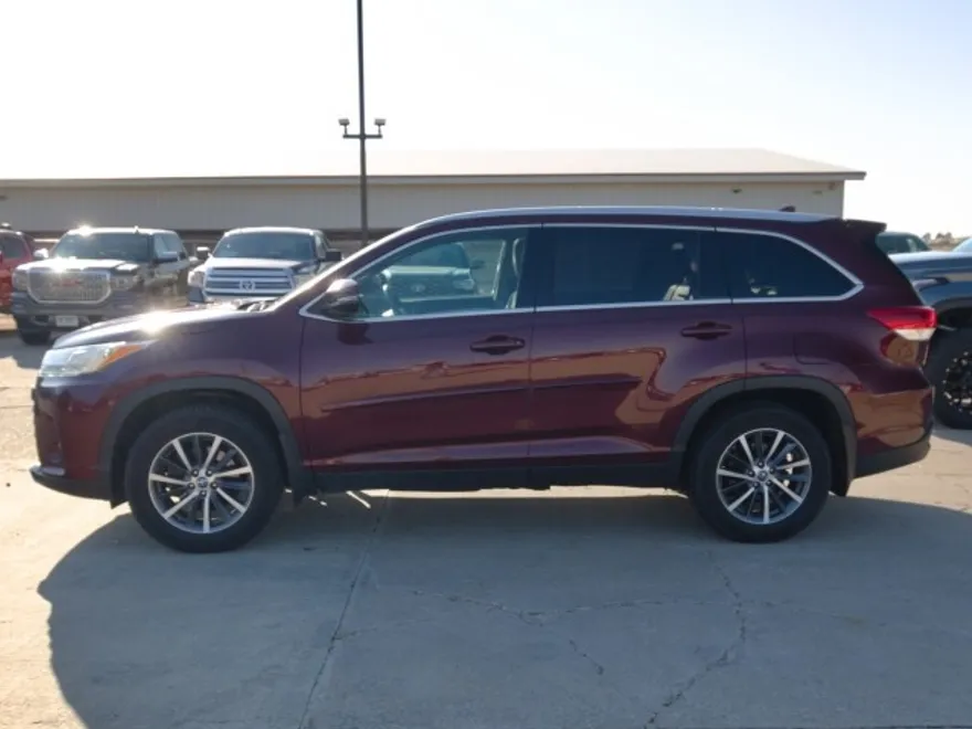 2019 Toyota Highlander XLE photo 1