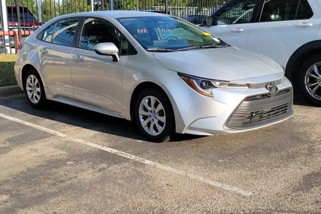 2023 Toyota Corolla LE photo 1