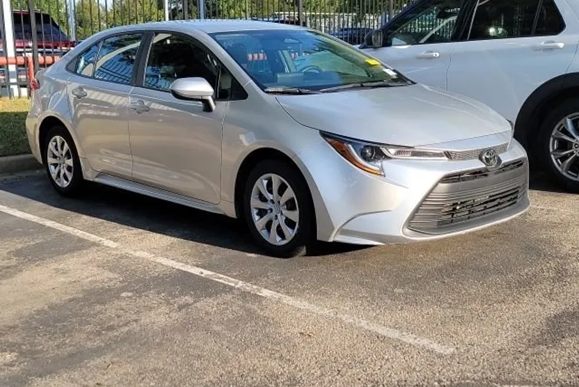2023 Toyota Corolla LE photo 1