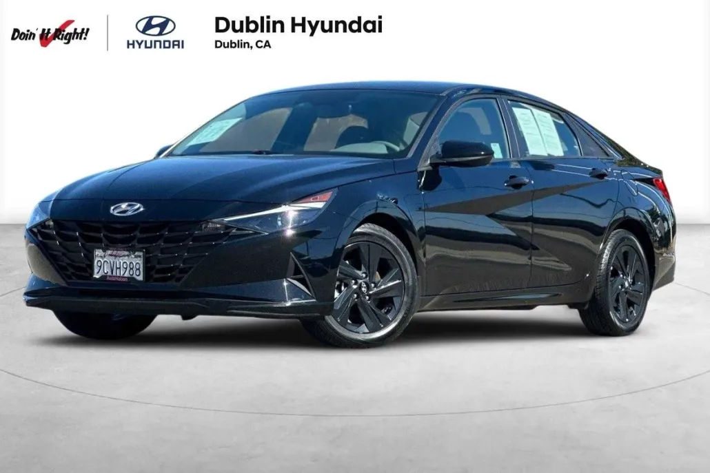 2023 Hyundai Elantra SEL photo 1