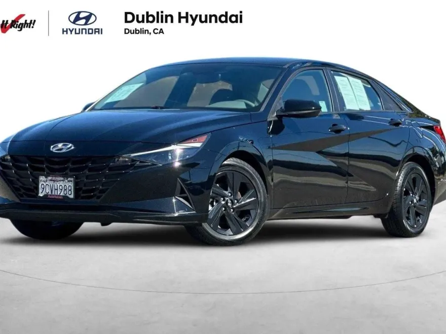 2023 Hyundai Elantra SEL photo 1