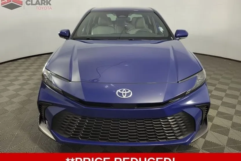 2025 Toyota Camry SE photo 1