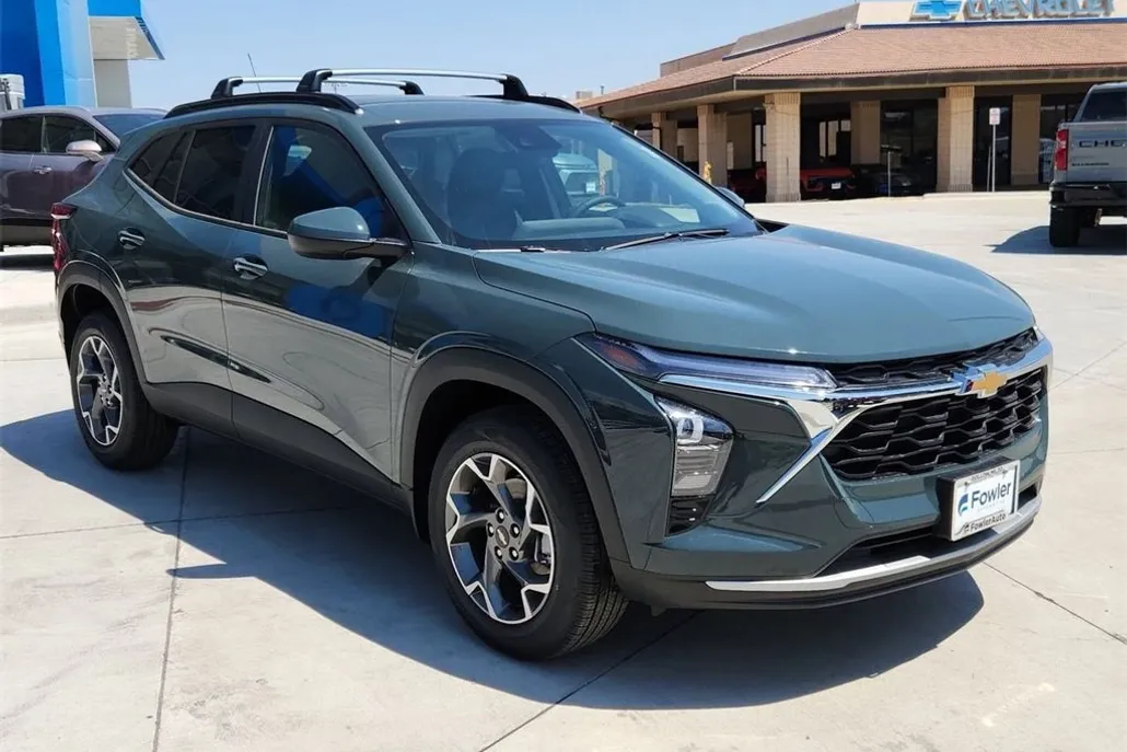 2025 Chevrolet Trax LT photo 1