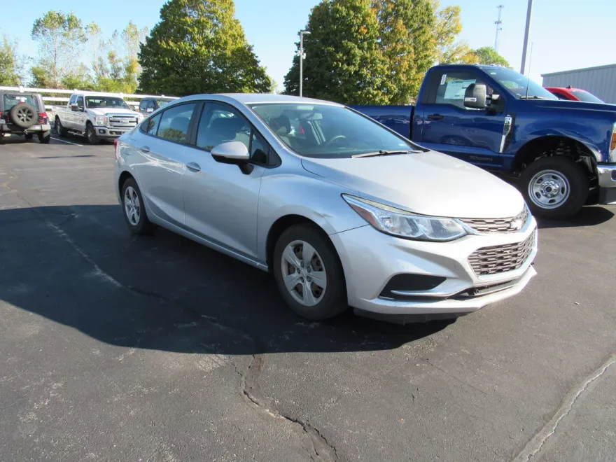 2017 Chevrolet Cruze LS photo 1