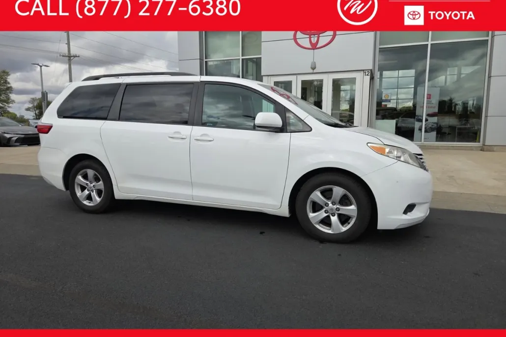 2015 Toyota Sienna LE photo 1