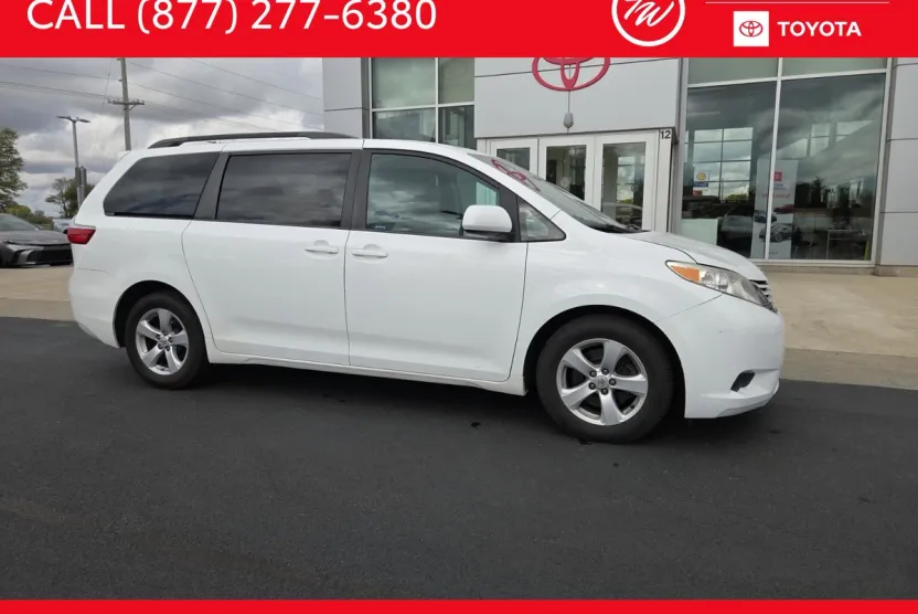 2015 Toyota Sienna LE photo 1