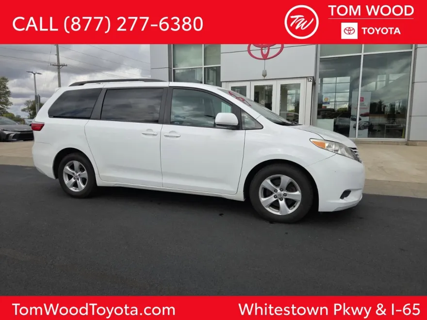 2015 Toyota Sienna LE photo 1