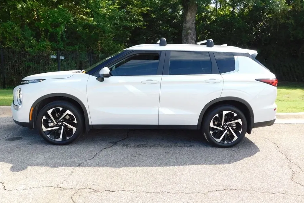 2022 Mitsubishi Outlander ES photo 1