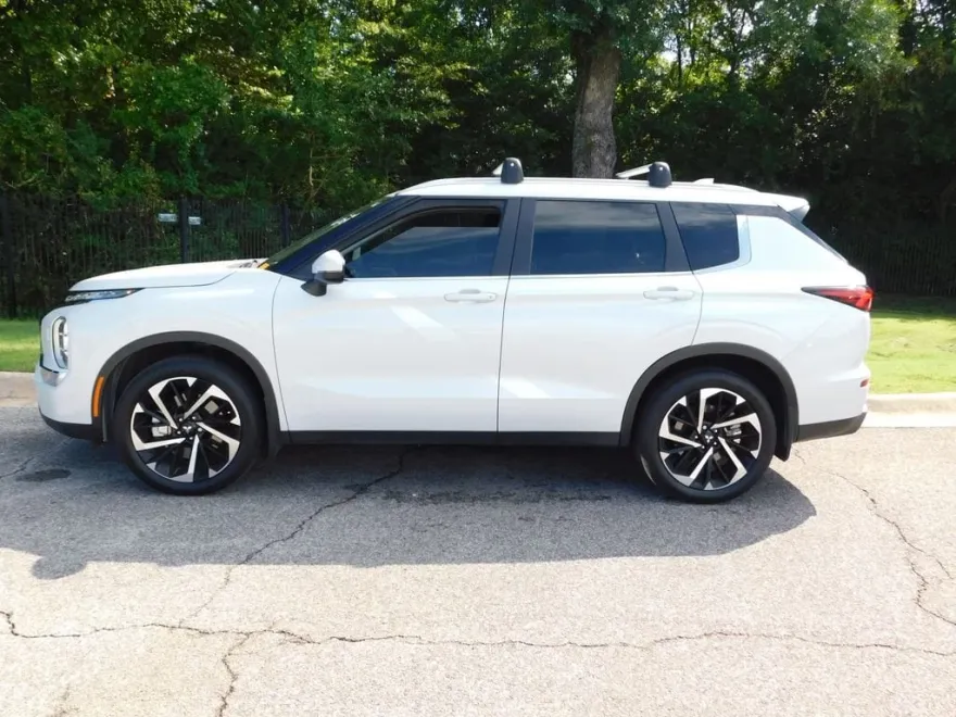 2022 Mitsubishi Outlander ES photo 1