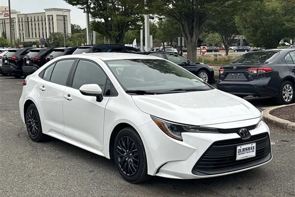 2023 Toyota Corolla LE photo 1