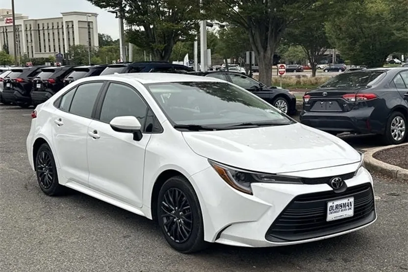2023 Toyota Corolla LE photo 1