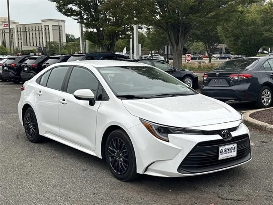 2023 Toyota Corolla LE photo 1