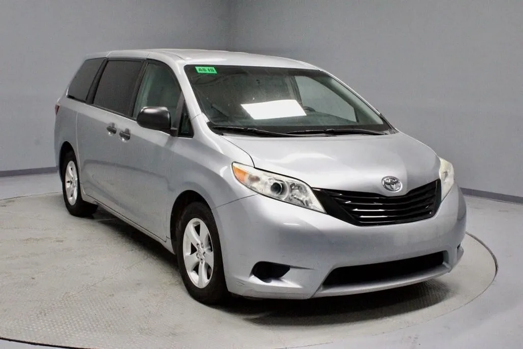 2015 Toyota Sienna L photo 1