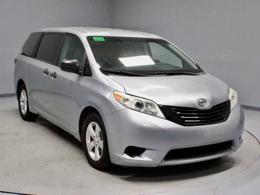 2015 Toyota Sienna L photo 1