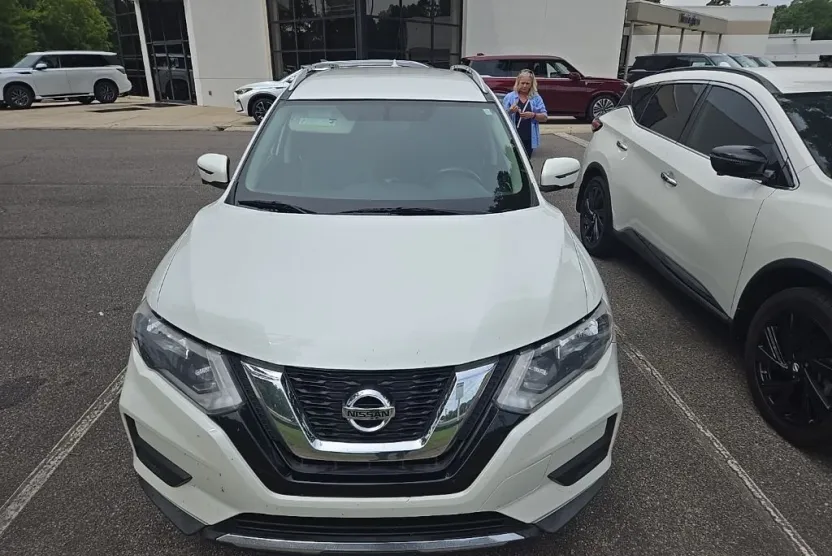 2017 Nissan Rogue SV photo 1