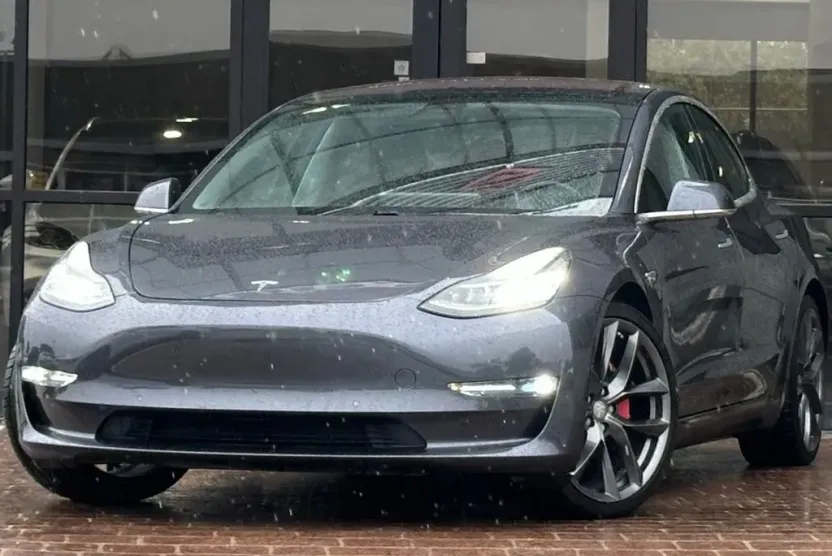 2018 Tesla Model 3 Long Range photo 1