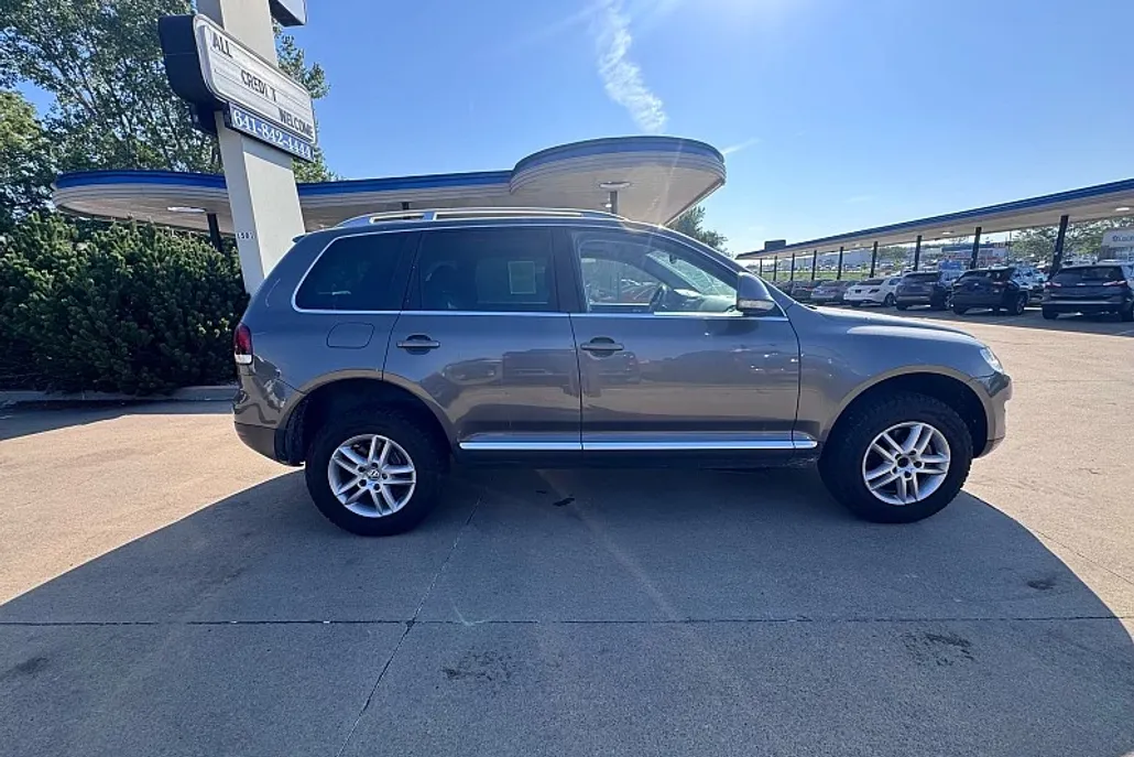 2010 Volkswagen Touareg V6 TDI photo 1