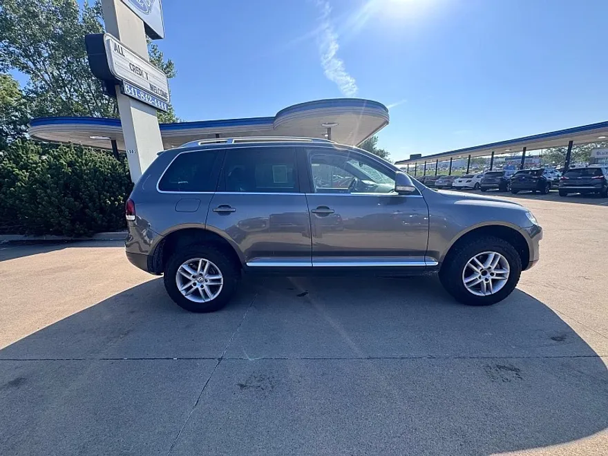 2010 Volkswagen Touareg V6 TDI photo 1
