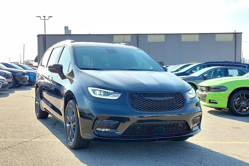 2024 Chrysler Pacifica Touring L photo 1
