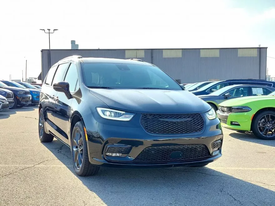 2024 Chrysler Pacifica Touring L photo 1