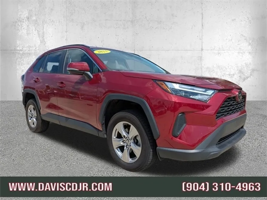 2023 Toyota RAV4 XLE photo 1