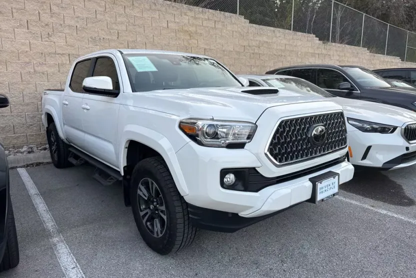 2019 Toyota Tacoma TRD Sport photo 1