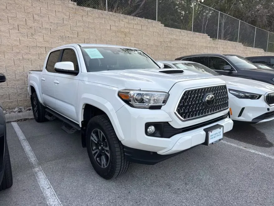 2019 Toyota Tacoma TRD Sport photo 1