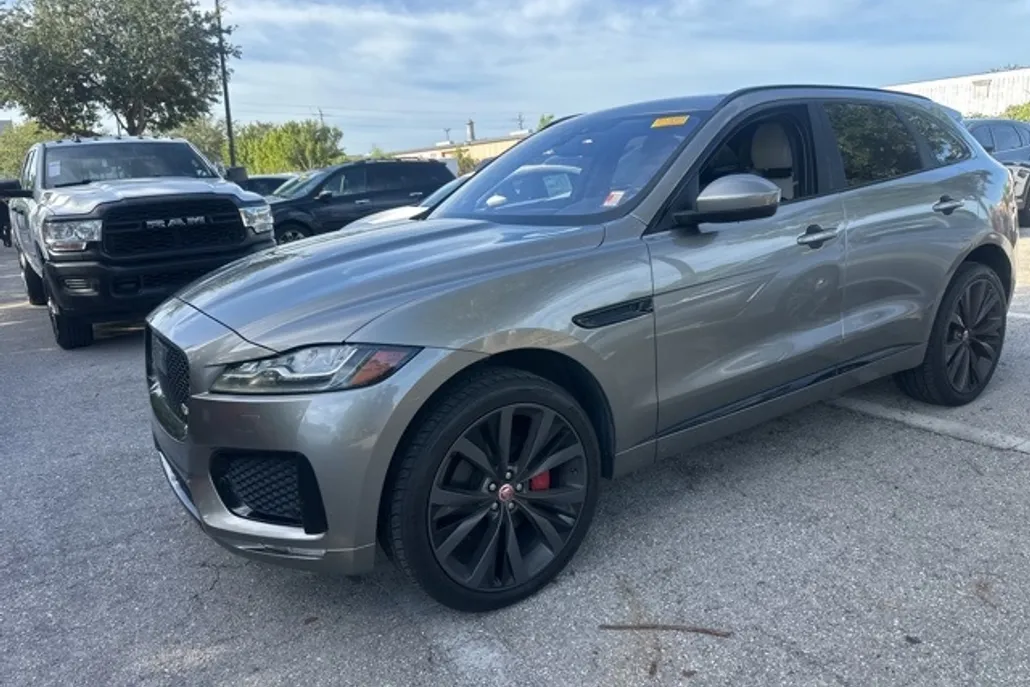 2019 Jaguar F-PACE S photo 1