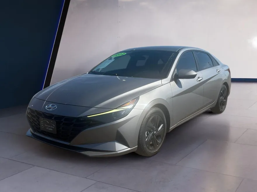 2022 Hyundai Elantra SEL photo 1
