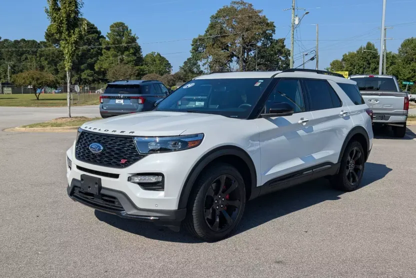 2024 Ford Explorer ST photo 1