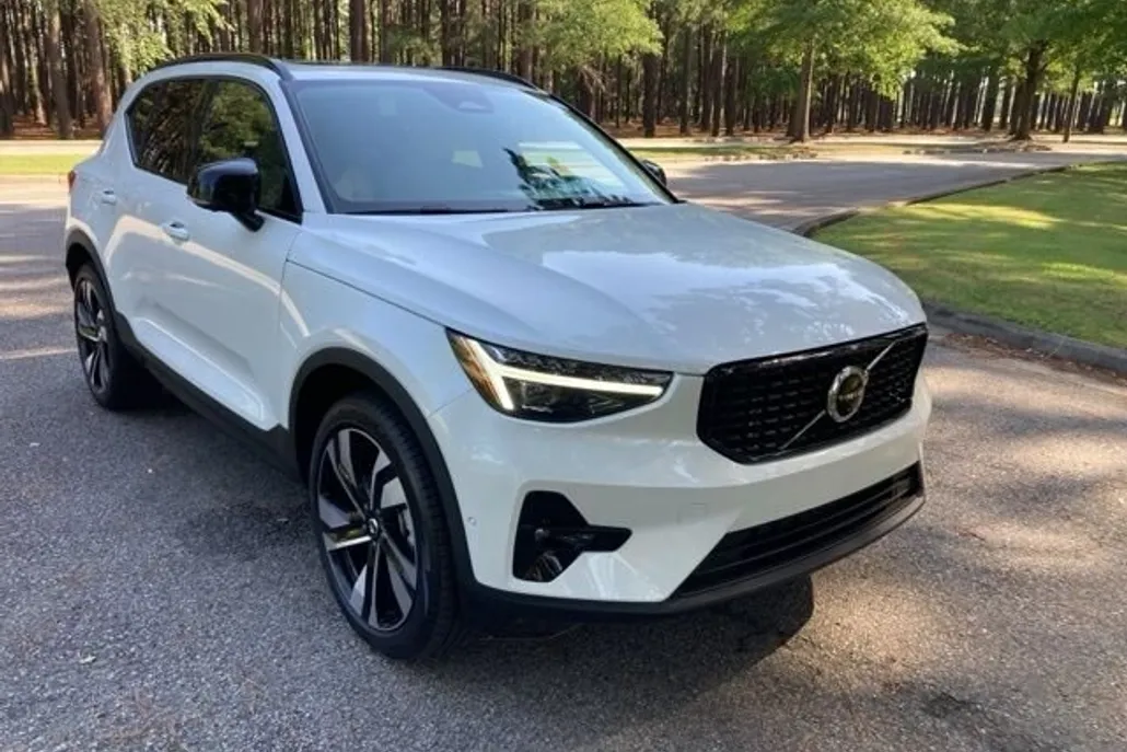 2025 Volvo XC40 photo 1