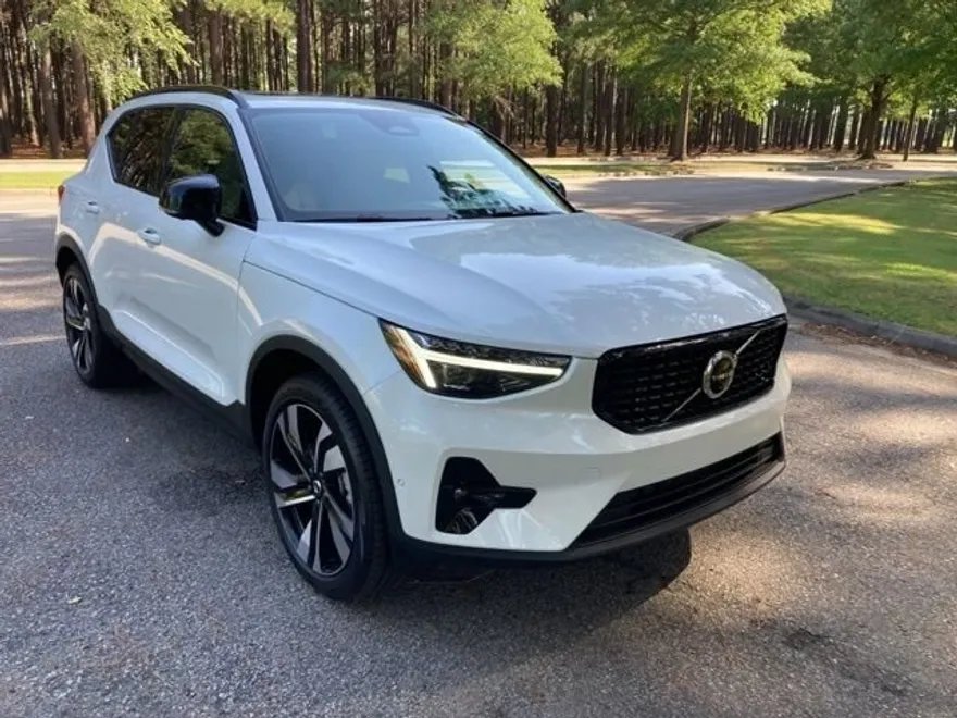2025 Volvo XC40 photo 1