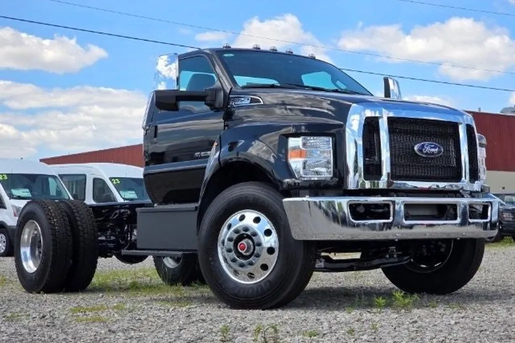2025 Ford F-750 SuperCab Base photo 1